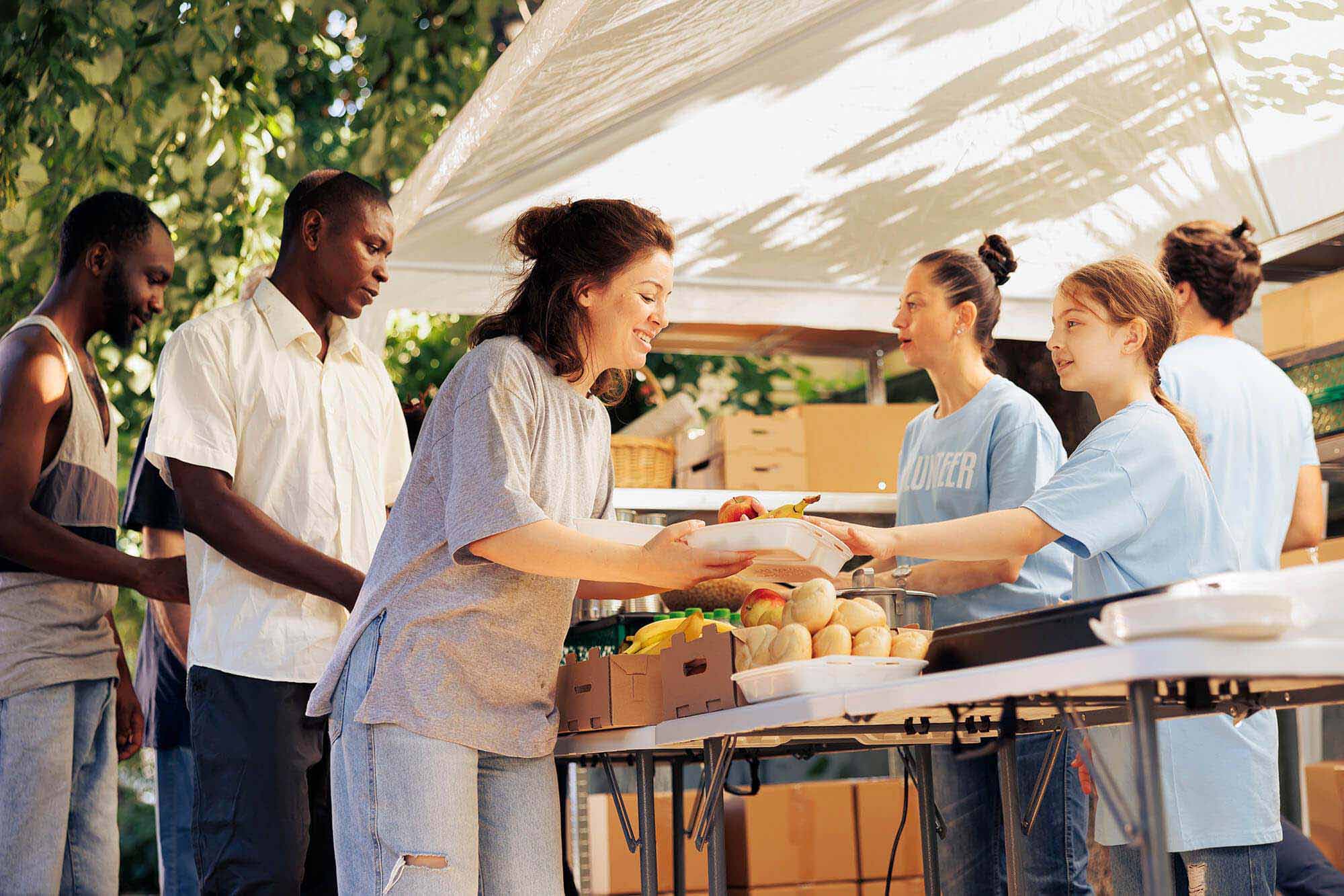 charity-workers-feeding-the-homeless-2024-01-04-21-30-28-utc